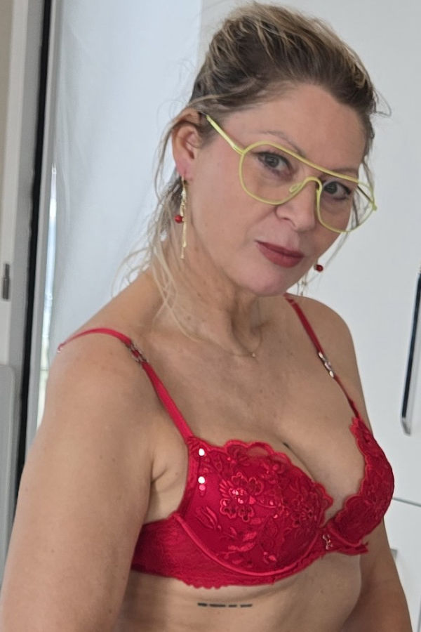 Follow Saar Milf on Paysites