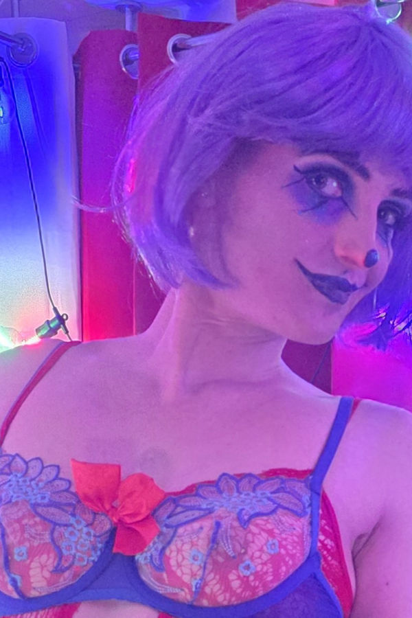 Follow SCARLETT STCLAIRE on Paysites
